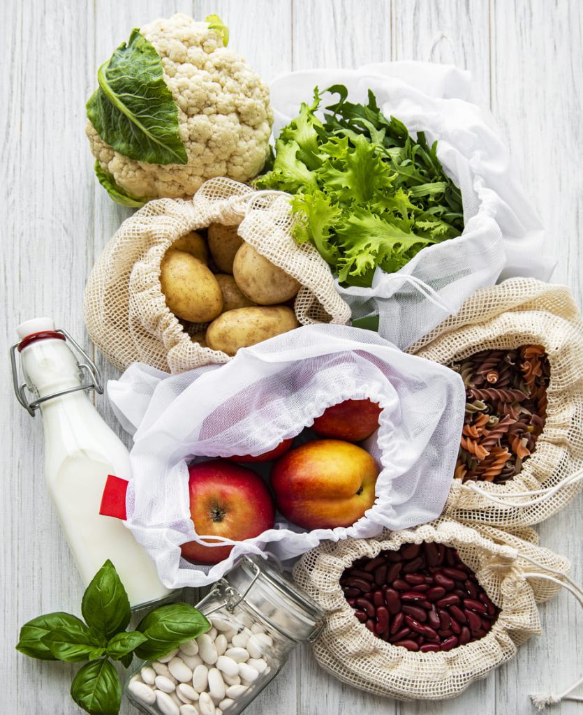Verduras y productos frescos en bolsas reutilizables.